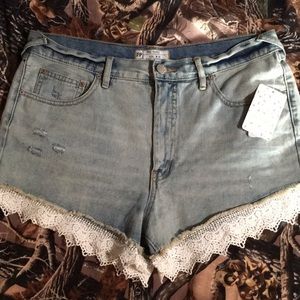 Distressed cut off shorts with lace 🌺🌻☀️😉